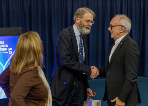 Alterações climáticas já estão a afetar a vida dos texugos, alerta zoólogo David Macdonald durante visita a CIÊNCIAS